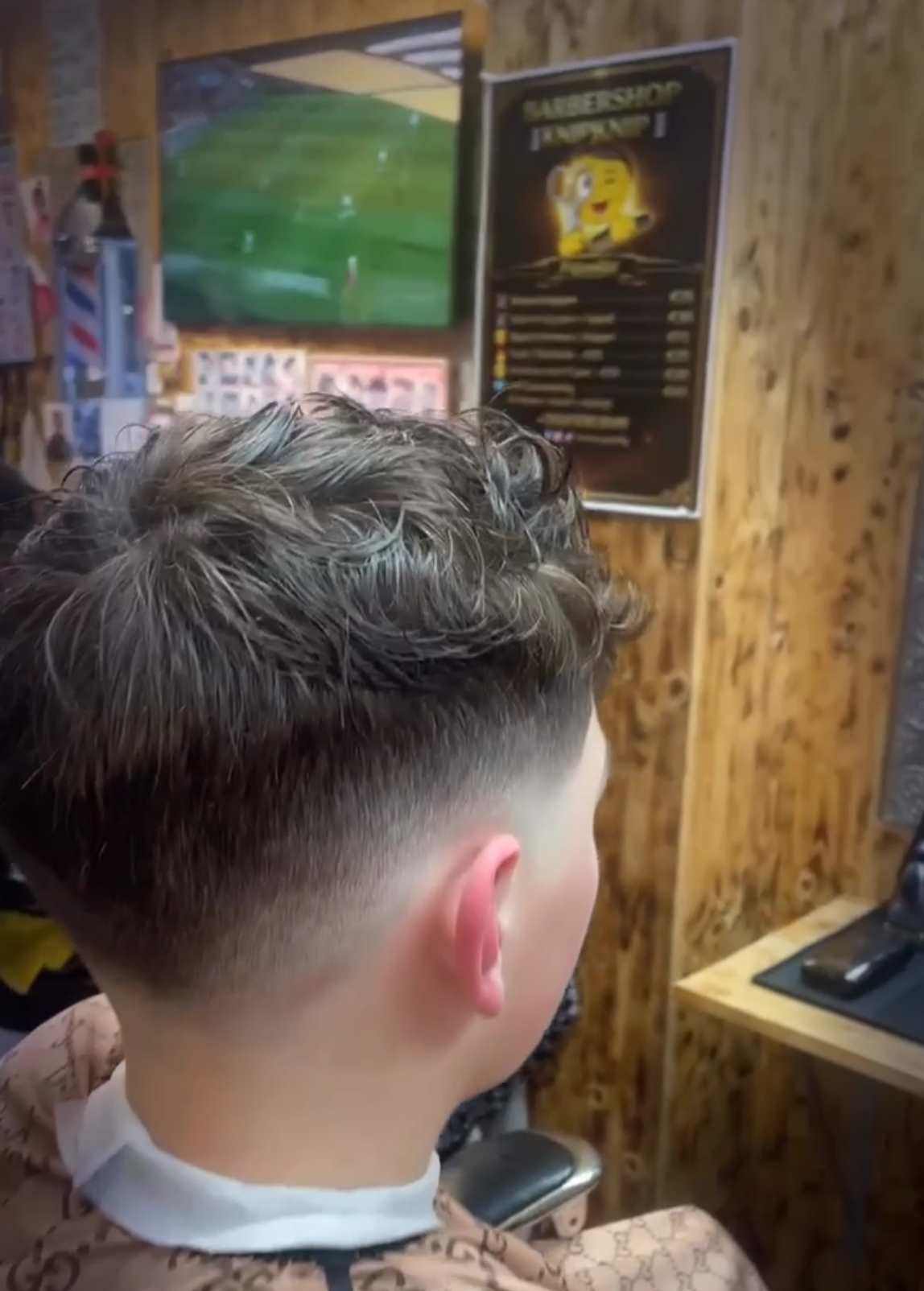 Afgewerkt kort kapsel met een strakke fade bij de nek